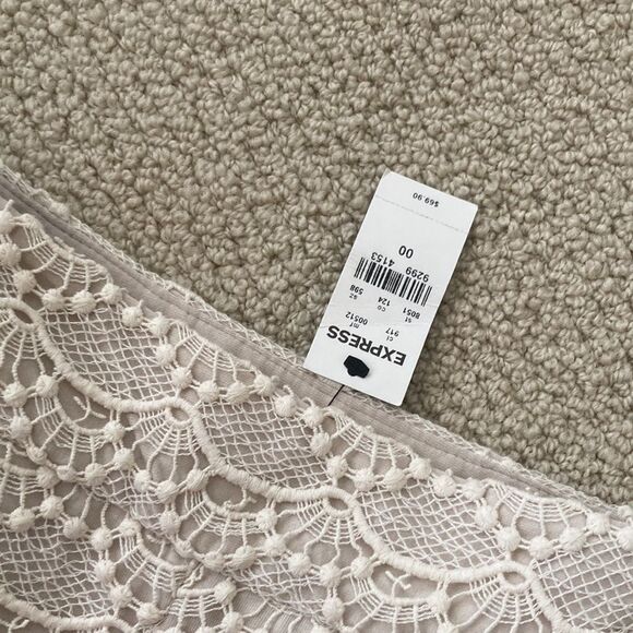 NEW Express High Rise Scalloped Lace Shorts Business Chic Cream 00 0 NWT RARE - Picture 2 of 9